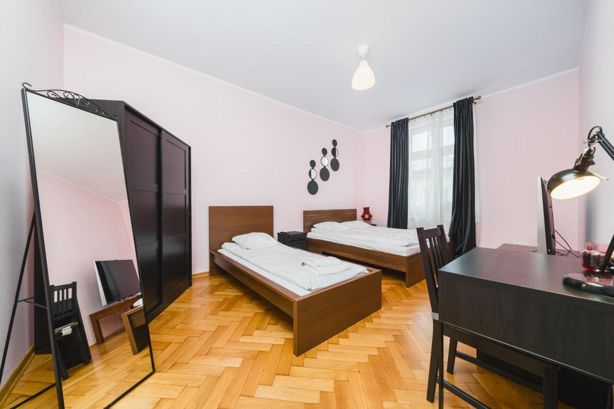 Modern Urban Escape - Old Town Apartment - By Upstairs Cracovia Exterior foto