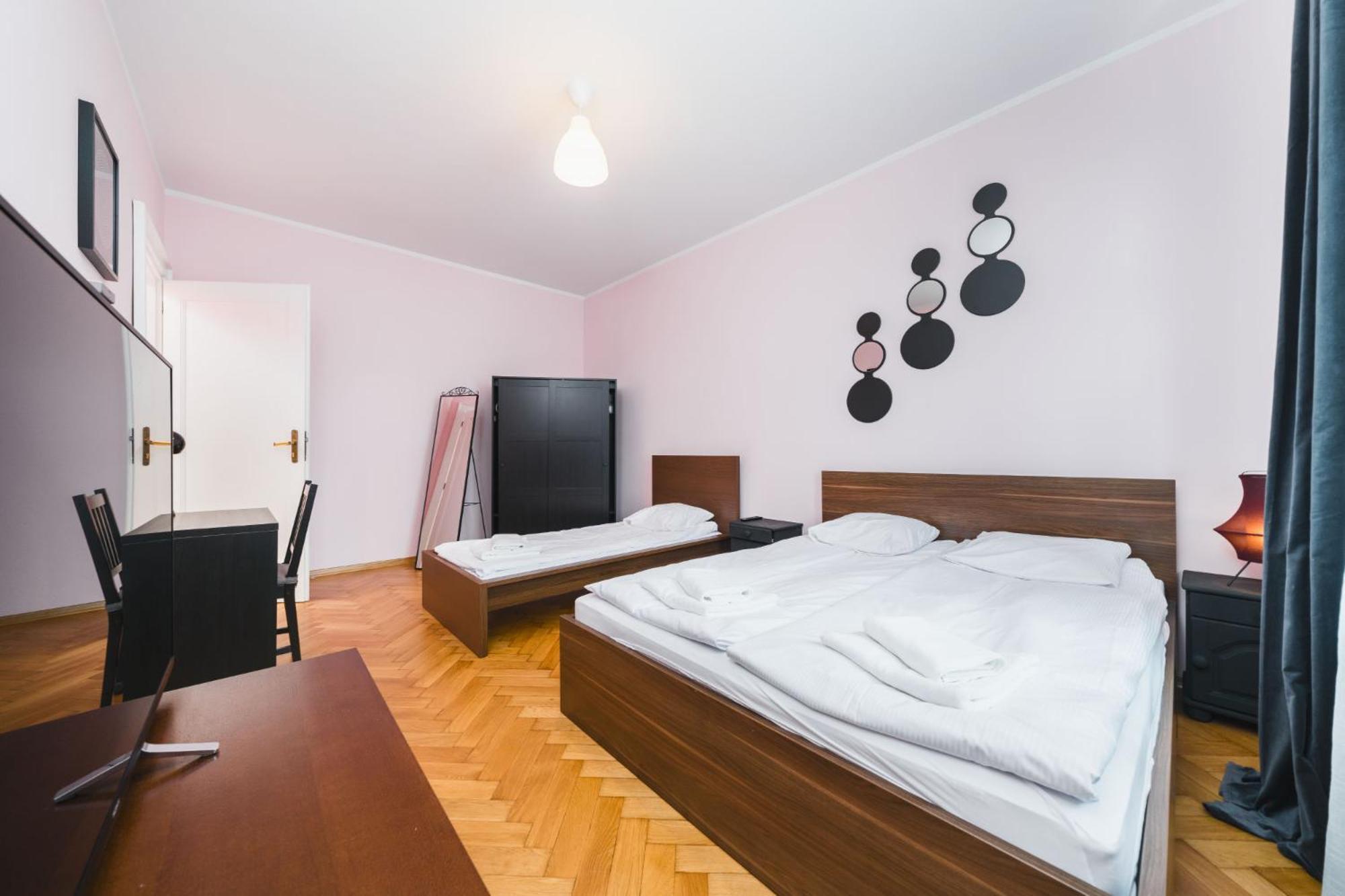 Modern Urban Escape - Old Town Apartment - By Upstairs Cracovia Exterior foto